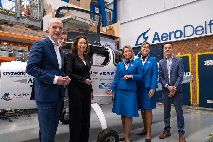 Group photo of AeroDelft and KLM next to the Full Scale aircraft